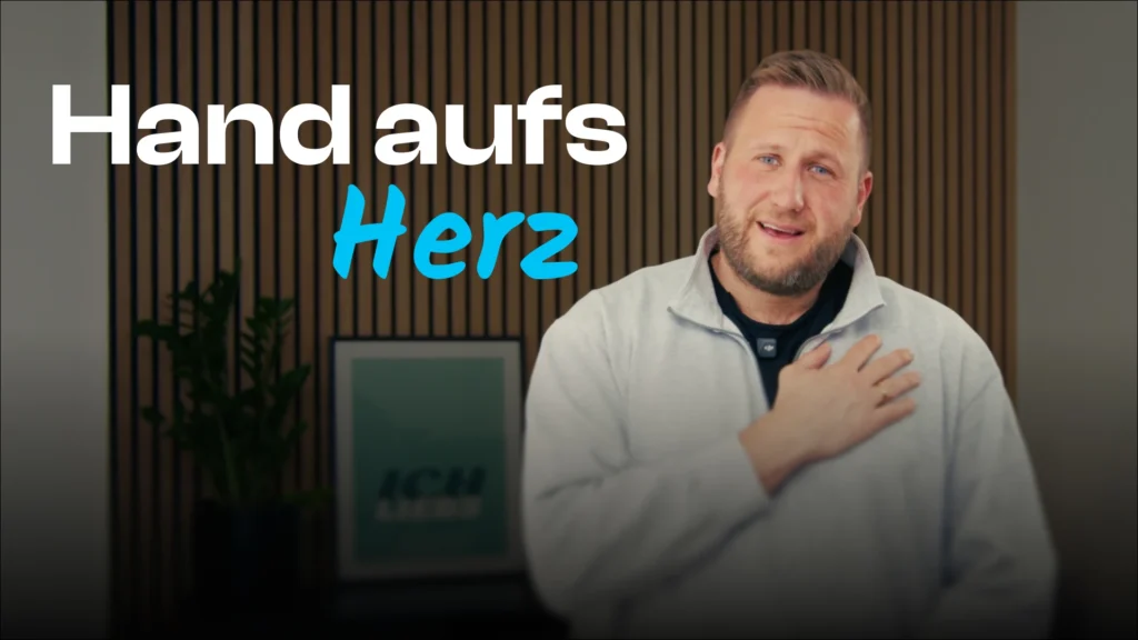Mann mit Hand auf Herz